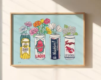 Può includere: Una stampa artistica incorniciata su sfondo azzurro che raffigura quattro lattine di birra in stile vintage usate come vasi per fiori colorati. Le lattine riportano le scritte Narragansett Shandy, Lager, Hi-Neighbor! Have a Beer! e Fresh Catch con un'illustrazione di un'aragosta.