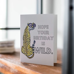 Carte d'anniversaire guépard, carte glamour imprimé animal pour elle, carte d'anniversaire sauvage drôle, jolie carte BFF avec lunettes de soleil