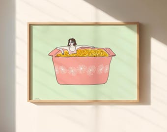 Puede incluir: Una lámina enmarcada con un dibujo lineal de una persona con pelo oscuro y gafas sentada dentro de un gran plato rectangular rosa lleno de macarrones amarillos. El plato tiene un estampado de margaritas blancas sobre un fondo verde claro.