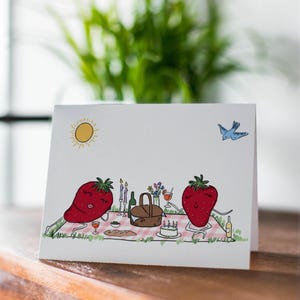 Biglietto illustrato di compleanno con picnic estivo alle fragole, biglietto con cibo divertente, biglietto per amanti della frutta, biglietto per feste, biglietto "Penso a te"