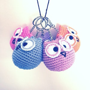 Uil gehaakt sleutelhangerpatroon. Amigurumi-ontwerp voor beginners
