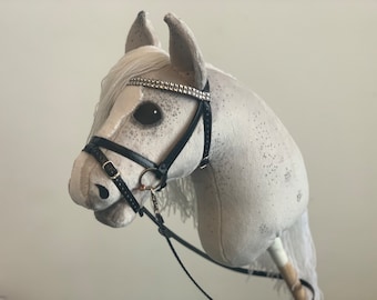 Hobby Horse gris à pois foncés et crinière blanche, serti de bride et de rênes