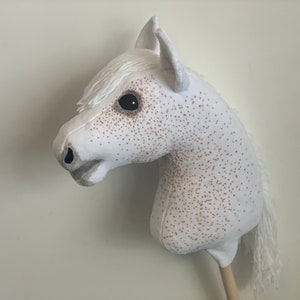 Cheval de bois gris moucheté à crinière blanche