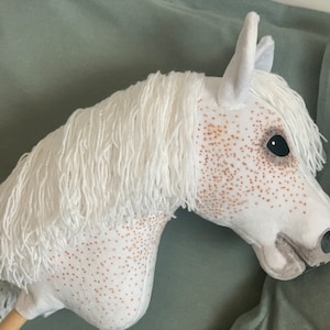Caballo de juguete gris pulgoso con crin blanca imagen 4