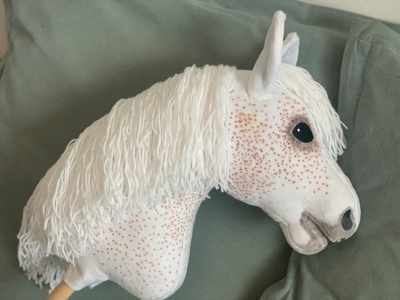 Caballo de juguete gris pulgoso con crin blanca imagen 4