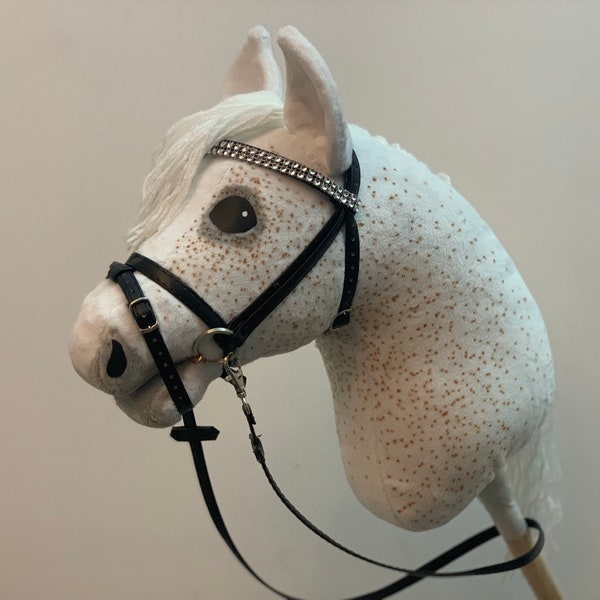 Fleabitten Grey Hobby Horse avec bride et rênes