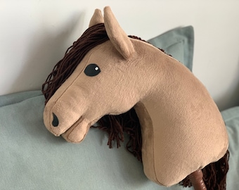 Caballo de juguete color bayo caramelo