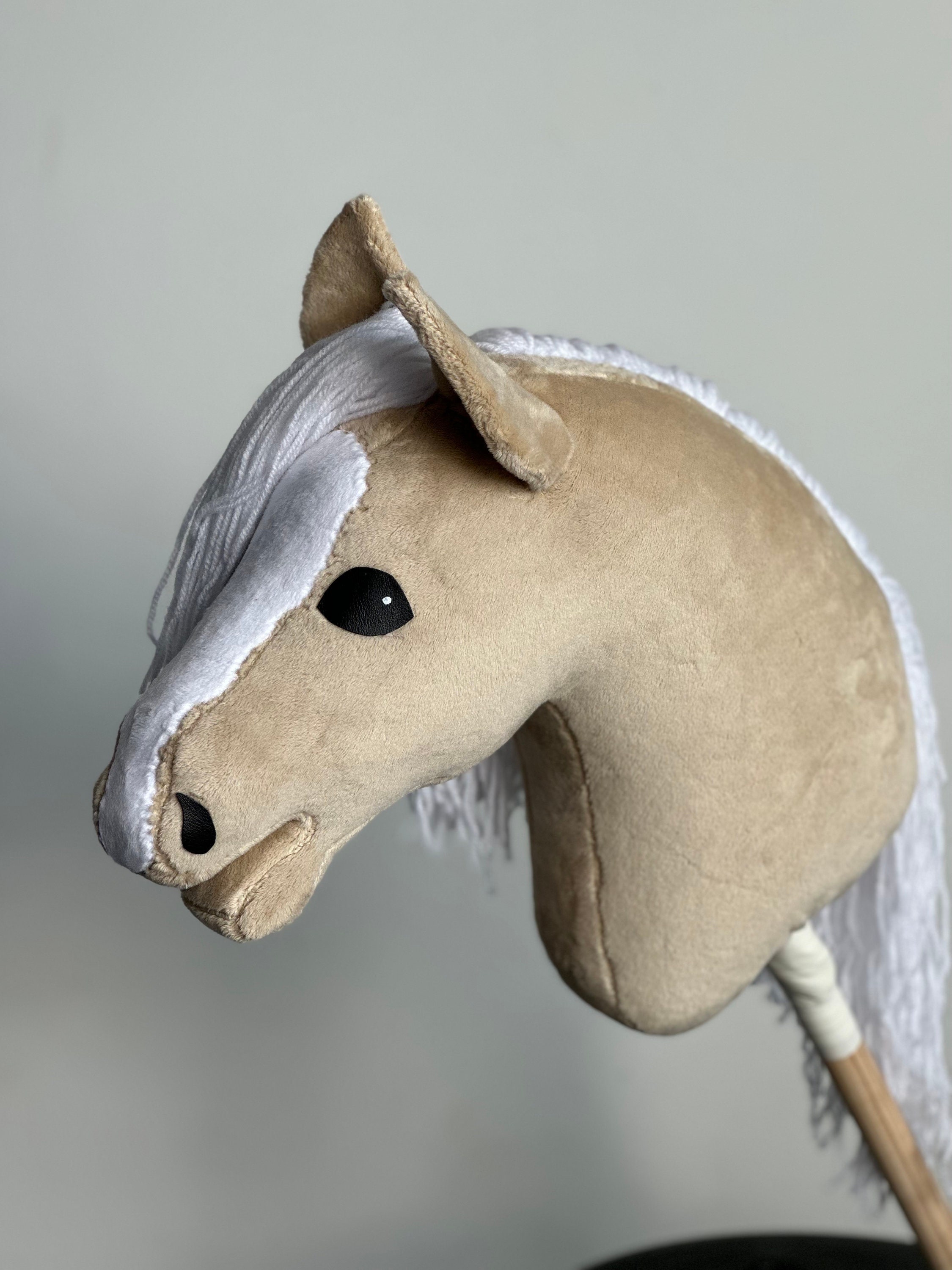 Hobby Horse Palomino pour Hobby Horsing pour Enfants et Adolescents de 7 à  20 Ans- Cheval bâton avec Filet, rênes + Accessoires Bonnet et Licol