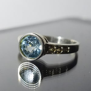 Minimalist Blue Zircon Ring, Round cut Blue Zircon Ring, Minimalist Design, Blue Zircon Solitaire Ring with White CZ Accents, Size 6.5