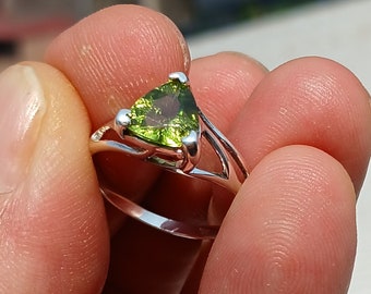 Peridot-Ring, Ring aus Sterlingsilber, Solitärring, Trillion-Schliff, grüner Peridot, Dreiecksform, schlichter Silberring, Geschenk für Sie – Größe 8,5