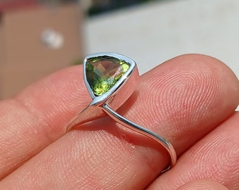 Peridot Ring, Sterling Zilveren Ring, Solitaire Ring, Biljoen Cut, Groene Peridot, Driehoeksvorm, unieke zilveren ring, cadeau voor haar - maat 9,5