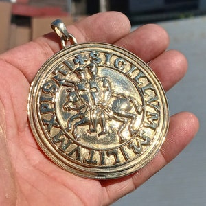 Powerful Templar Knight Amulet in Brass - Seal of the Ancient Knights -  Medieval Knight Pendant - Brass Templar Amulet for Knight Costume