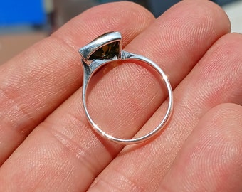 Minimalistischer Peridot Ring, Sterling Silber Ring, Solitärring, Grüner Peridot, Dreieck Form, einzigartiger Silberring, Geschenk für sie - Größe 8,5