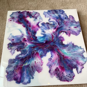 Puede incluir: Pintura abstracta con colores p&uacute;rpura, azul y blanco que se arremolinan. Los colores crean un dise&ntilde;o fluido y org&aacute;nico.