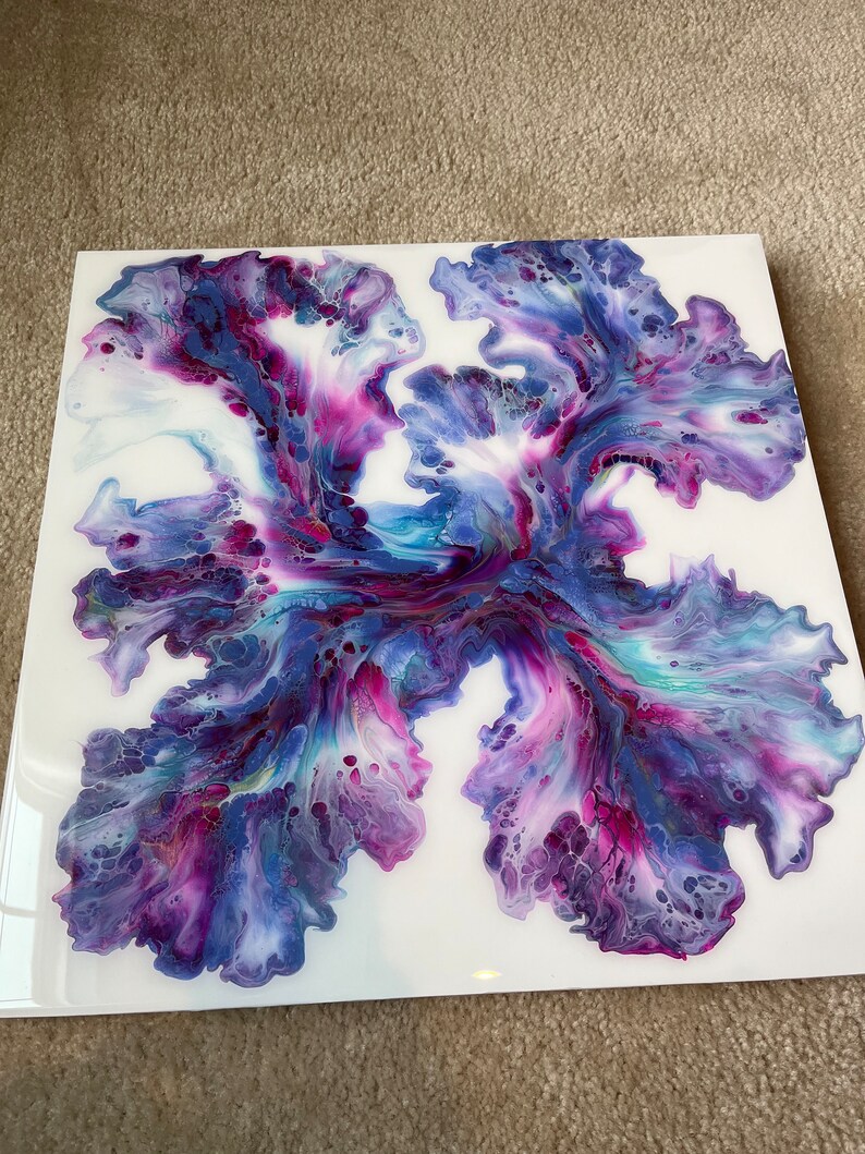 Puede incluir: Pintura abstracta con colores p&uacute;rpura, azul y blanco que se arremolinan. Los colores crean un dise&ntilde;o fluido y org&aacute;nico.