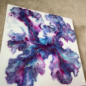 Puede incluir: Pintura abstracta con colores p&uacute;rpura, azul y blanco que se arremolinan. Los colores crean un dise&ntilde;o fluido y org&aacute;nico.