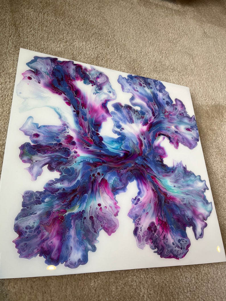 Puede incluir: Pintura abstracta con colores p&uacute;rpura, azul y blanco que se arremolinan. Los colores crean un dise&ntilde;o fluido y org&aacute;nico.