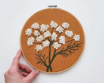 Cerceau de fleurs sauvages brodé fait main, décor botanique