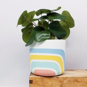 Large indoor planter, 18 cm diameter, made of recycled plastic. Retro pastel colour lines : pink, green, blue and yellow