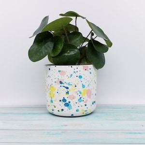 Übertopf aus recyceltem Kunststoff, handbemalt