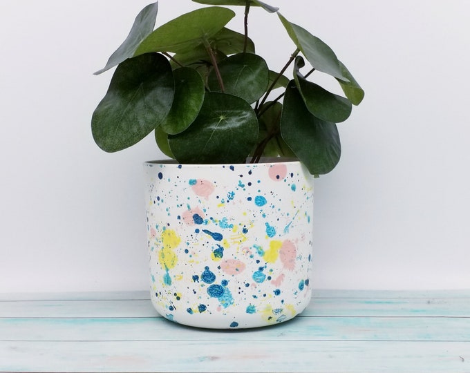 Eco friendly mottled multi-coloured planter. Plant pots made of recycled plastic, 14 or 16 cm,