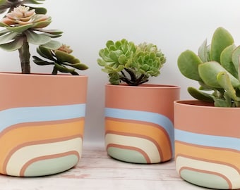 Jardinera - macetero de interior de plástico reciclado 14/16/18 cm. Pintado a mano Líneas retro pastel y rosa terracota