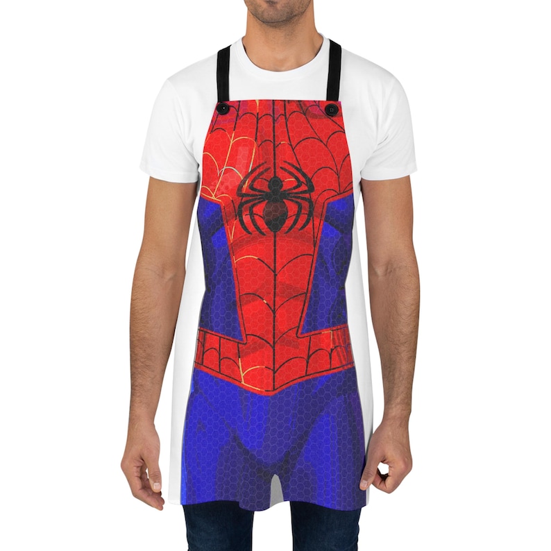 Pu&ograve; includere: Un grembiule di Spider-Man rosso, blu e nero. Il grembiule presenta una grafica dettagliata del costume del supereroe, incluso l'emblema del ragno sul petto. Ha cinghie e bottoni neri nella parte superiore.