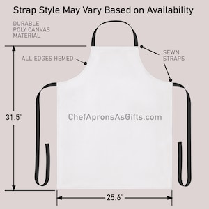 Pu&ograve; includere: Grembiule bianco con cinghie nere, misura 80 cm di altezza e 65 cm di larghezza. Presenta il testo "ChefApronsAsGifts.com". Realizzato in resistente materiale di tela di poliestere con cinghie cucite e tutti i bordi orlati.