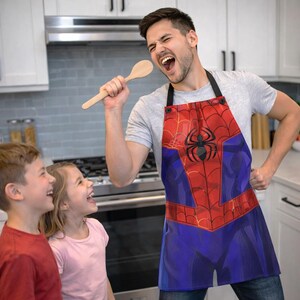 Pu&ograve; includere: Un set di tre tazze in ceramica con finitura opaca e macchiettata. Le tazze sono nei toni del crema, grigio chiaro e grigio scuro. Ogni tazza ha un design semplice e minimalista, perfetto per caff&egrave; o t&egrave;.