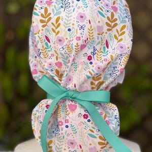 Spring floral Ponytail scrub cap, satin lined scrub cap, surgical cap for women, scrub cap with buttons