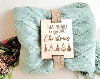 Beleef een gezellige kleine kerst | Dekenlabel | Slotcadeau makelaar | Vakantiecadeau | Cadeaukaartje | Leraarcadeau | Digitaal bestand | SVG