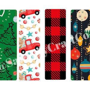 Puede incluir: Cuatro diseños de marcapáginas con temática navideña. El primer marcapáginas tiene un fondo verde con un árbol de Navidad, regalos y corazones. El segundo marcapáginas tiene un fondo blanco con un camión rojo que lleva un árbol de Navidad, bastones de caramelo y estrellas. El tercer marcapáginas tiene un patrón de cuadros rojos y negros. El cuarto marcapáginas tiene un fondo azul oscuro con adornos coloridos y estrellas.