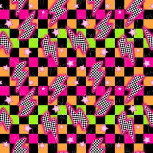 Op de afbeelding: Een levendig patroon met geblokte bliksemschichten met roze neoncontouren, tegen een achtergrond van zwarte, oranje, roze en groene vierkanten. Kleine roze sterren zijn verspreid over het ontwerp.