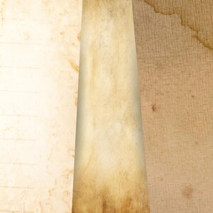 K&ouml;nnte beinhalten: Eine Collage aus gealterten Papierstrukturen in Beige- und Braunt&ouml;nen. Das Papier scheint verwittert zu sein, mit Flecken und Linien, was eine Vintage- oder Antik-&Auml;sthetik suggeriert. Die Komposition umfasst einen zentralen, vertikalen Streifen.