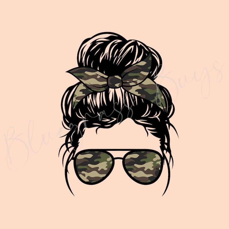 Może przedstawiać: Czarno-biała ilustracja kobiety z rozczochranym kokiem. Kok jest związany bandaną w kamuflażu. Kobieta nosi okulary przeciwsłoneczne w kamuflażu.