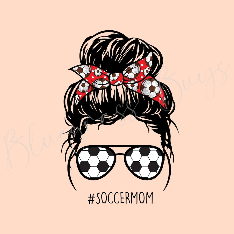 Peut inclure: Une illustration en noir et blanc d'une femme avec un chignon d&eacute;sordonn&eacute;, portant des lunettes de soleil avec des ballons de football sur les verres et un bandana rouge avec des ballons de football blancs. Le texte #SOCCERMOM est sous l'image.