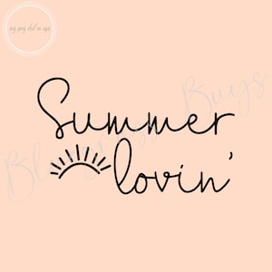 Może przedstawiać: Czarno-biała ilustracja ręcznie rysowana słońca z tekstem "Summer lovin'" w stylu pisma odręcznego.