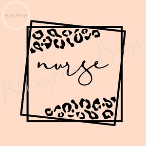 Puede incluir: Diseño de estampado de leopardo en blanco y negro con un contorno negro y la palabra "nurse" en una fuente manuscrita.