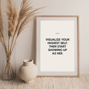 Puede incluir: Una impresión enmarcada con fondo blanco y texto negro que dice "... Visualiza tu yo superior. Luego comienza a mostrarte como ella."