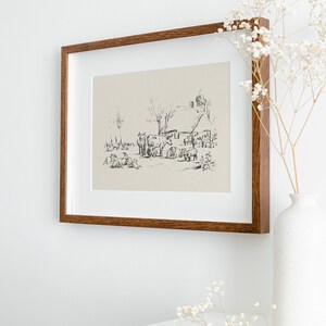 Pu&ograve; includere: Una stampa artistica incorniciata che presenta uno schizzo a inchiostro nero di una scena di fattoria rurale con bestiame e un cottage su uno sfondo beige chiaro. La cornice rettangolare &egrave; in legno marrone scuro con venature e bordo bianco.
