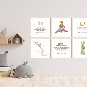 Puede incluir: Seis impresiones art&iacute;sticas enmarcadas con ilustraciones y citas de "El Principito". Las impresiones tienen un fondo blanco con dibujos coloridos y texto en franc&eacute;s. La obra de arte se exhibe en una pared blanca en la habitaci&oacute;n de un ni&ntilde;o.