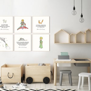 Puede incluir: Seis impresiones art&iacute;sticas enmarcadas con citas e ilustraciones de "El Principito" en franc&eacute;s. Las impresiones tienen un fondo blanco con dibujos lineales simples en verde, rojo y negro. La obra de arte se exhibe en una habitaci&oacute;n infantil.