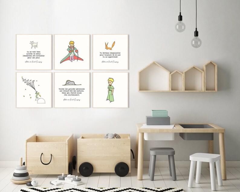 Puede incluir: Seis impresiones art&iacute;sticas enmarcadas con citas e ilustraciones de "El Principito" en franc&eacute;s. Las impresiones tienen un fondo blanco con dibujos lineales simples en verde, rojo y negro. La obra de arte se exhibe en una habitaci&oacute;n infantil.
