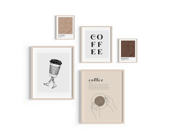 Puede incluir: Un conjunto de cinco impresiones enmarcadas con ilustraciones y texto sobre el tema del café. Las impresiones son de estilo minimalista con un fondo beige y contornos negros. El texto en las impresiones incluye las palabras "café", "latte", "mocha" y "café".