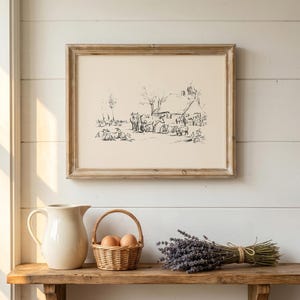 Pu&ograve; includere: Una stampa incorniciata con disegno a linee in bianco e nero che raffigura una scena di fattoria rurale con bestiame e un cottage. L'opera &egrave; esposta sopra una brocca in ceramica color crema, un piccolo cesto di vimini con tre uova e lavanda.