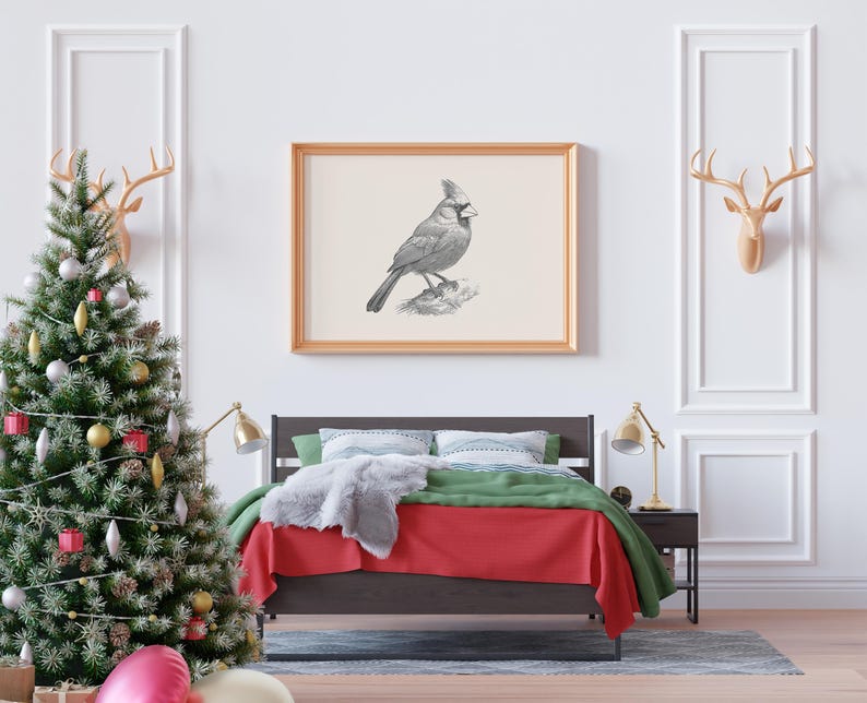 Puede incluir: Una impresi&oacute;n de arte mural horizontal enmarcada que presenta un boceto detallado en blanco y negro de un p&aacute;jaro cardenal posado en una rama, exhibida en un marco de madera clara sobre una cama con ropa de cama roja y verde y una manta de piel sint&eacute;tica.