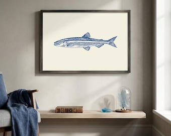 Può includere: Una stampa artistica da parete incorniciata che presenta un'illustrazione dettagliata a inchiostro blu di un pesce centrata su uno sfondo color crema. L'opera è racchiusa in una cornice grigio scuro, con una composizione orizzontale.