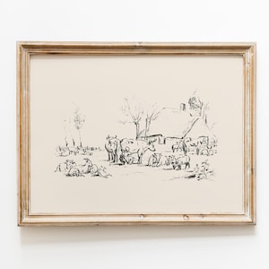 Pu&ograve; includere: Un disegno a linee bianche e nere incorniciato su sfondo crema che raffigura una scena di fattoria rurale con un cottage, diverse mucche, un cavallo e bestiame pi&ugrave; piccolo che pascola in un campo. L'opera &egrave; in una cornice di legno marrone chiaro.