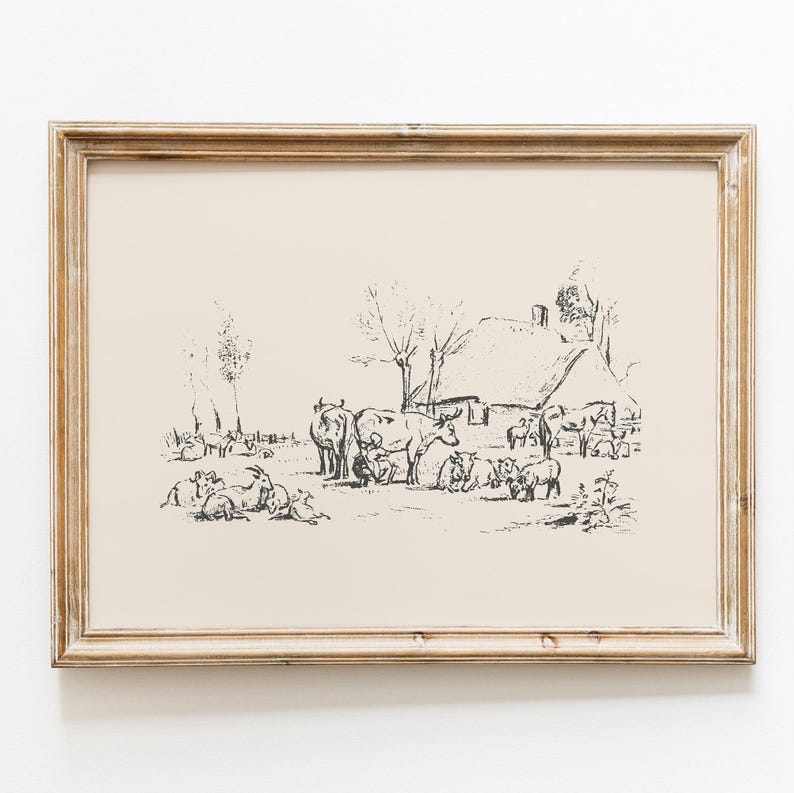 Pu&ograve; includere: Un disegno a linee bianche e nere incorniciato su sfondo crema che raffigura una scena di fattoria rurale con un cottage, diverse mucche, un cavallo e bestiame pi&ugrave; piccolo che pascola in un campo. L'opera &egrave; in una cornice di legno marrone chiaro.