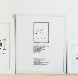 Op de afbeelding: Een zwart-witte printbare wandkunstprint met een eenvoudige illustratie van schapen in een veld. De print bevat de tekst "PSALM 23" en de verzen van de psalm.